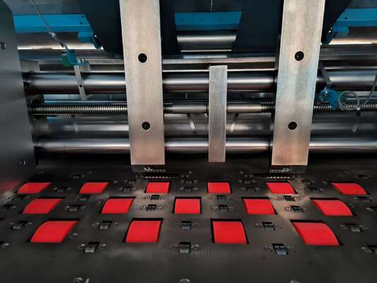 Máquina laminadora de flauta de alta velocidade sem estrutura de pressão de alimentação e controle digital de cola para minimizar danos e resíduos de cola