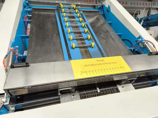 Máquina laminadora de flauta de alta velocidade que oferece fabricação de caixas de cartão com consumo reduzido de cola e sem estrutura de pressão de alimentação