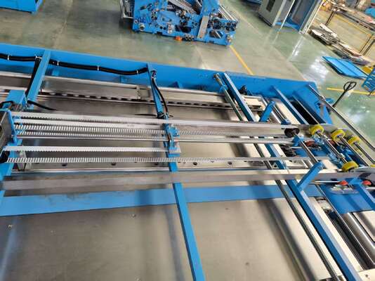 Máquina laminadora de flauta de alta velocidade que oferece fabricação de caixas de cartão com consumo reduzido de cola e sem estrutura de pressão de alimentação